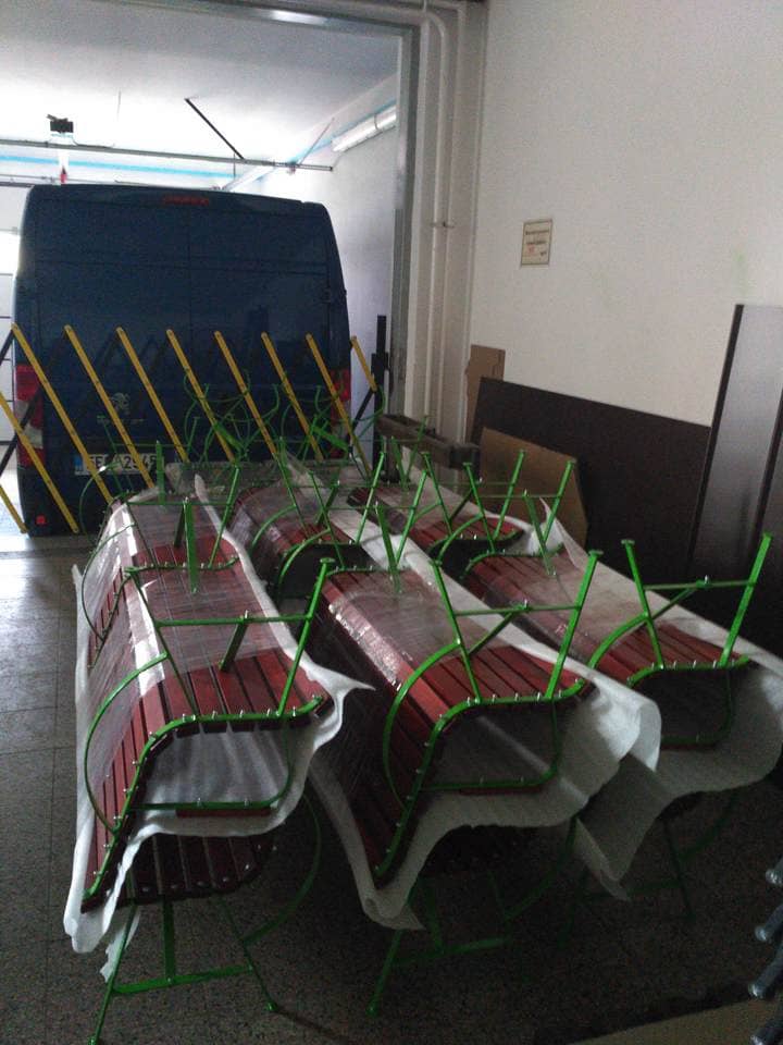 Skladování zahradních laviček před expedicí - KovoKrab.cz