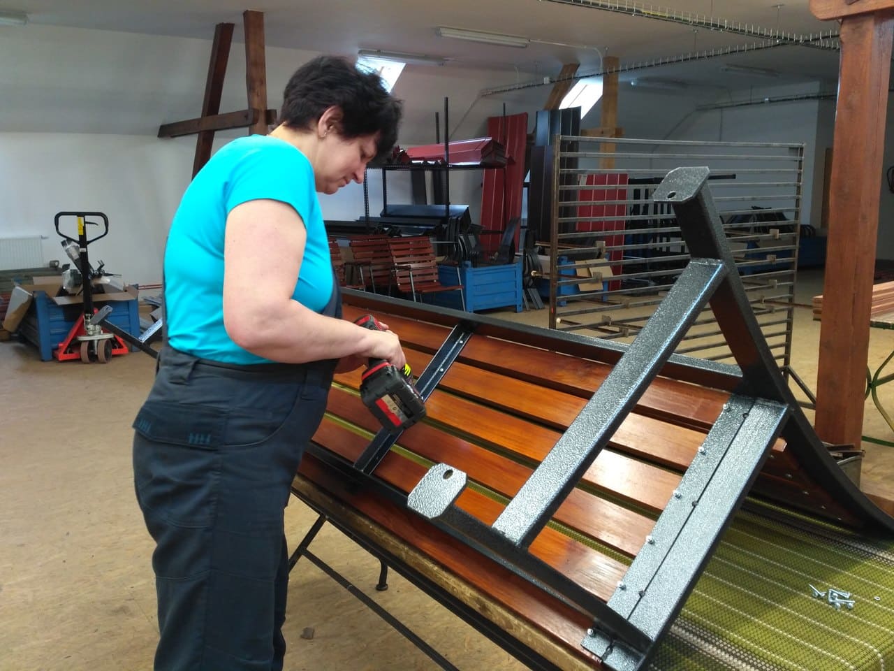 Ruční montáž zahradní lavičky - KovoKrab.cz