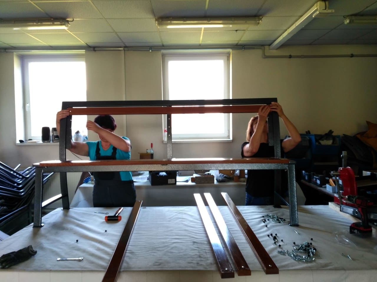 Ruční montáž zahradní lavičky - KovoKrab.cz