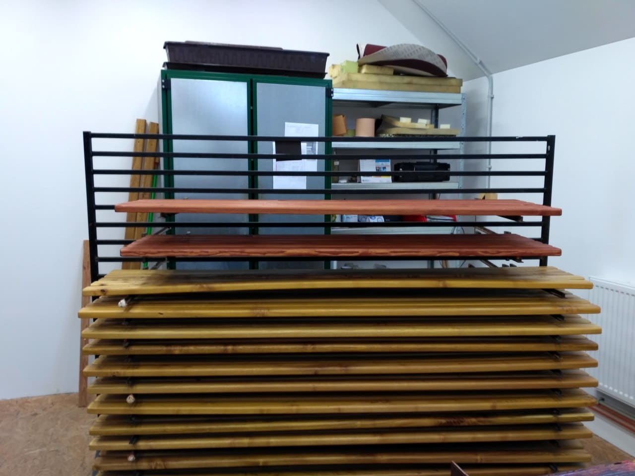 Nátěr dřevěných latí laviček, vysychání dřevěných latí laviček mezi jednotlivými nátěry - KovoKrab.cz