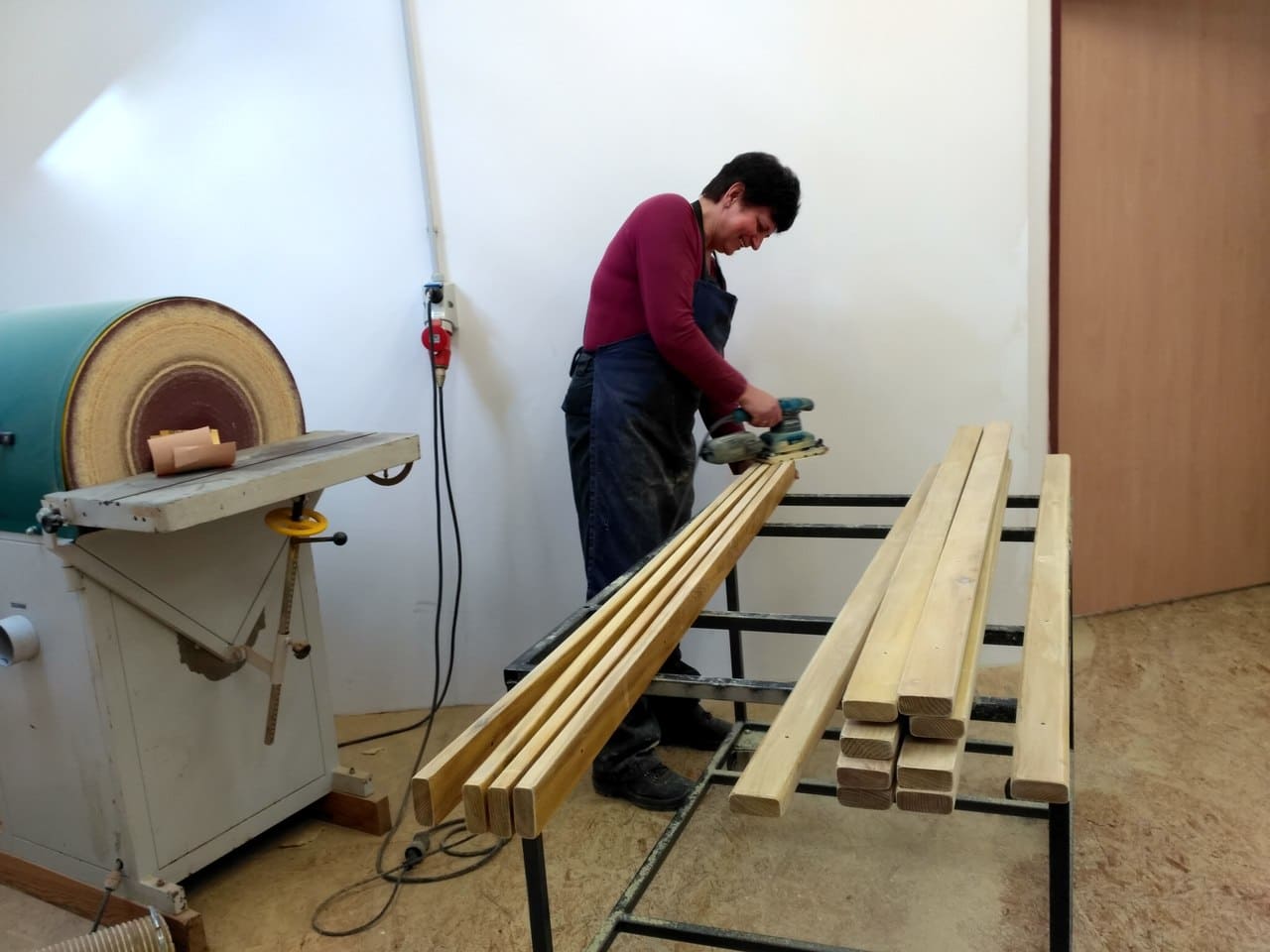 Ruční výroba zahradní lavičky - broušení dřevěných latí lavičky - KovoKrab.cz