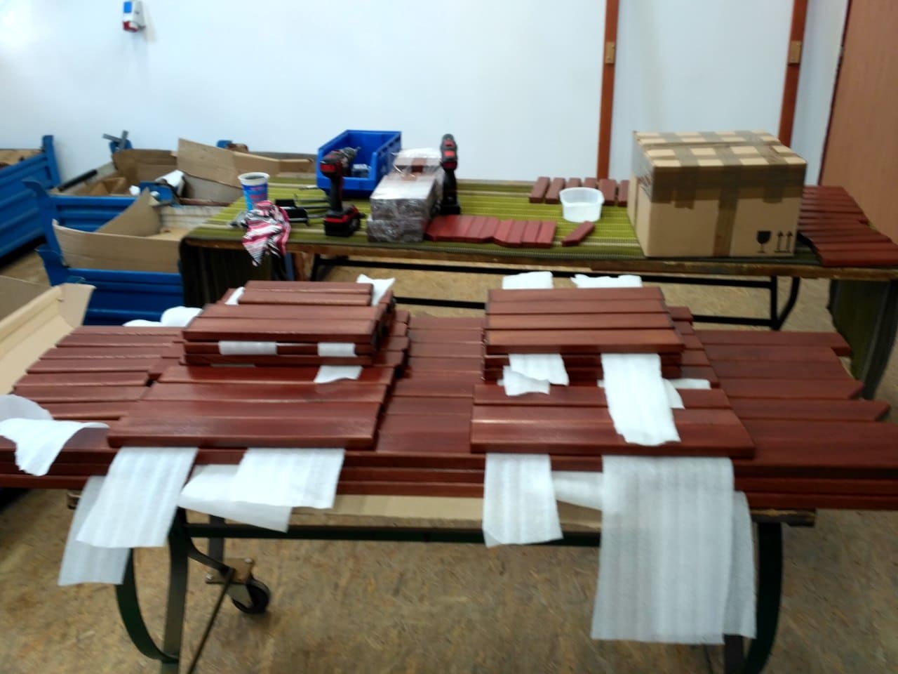 Ruční montáž zahradní lavičky - balení dřevěných latí lavičky - KovoKrab.cz