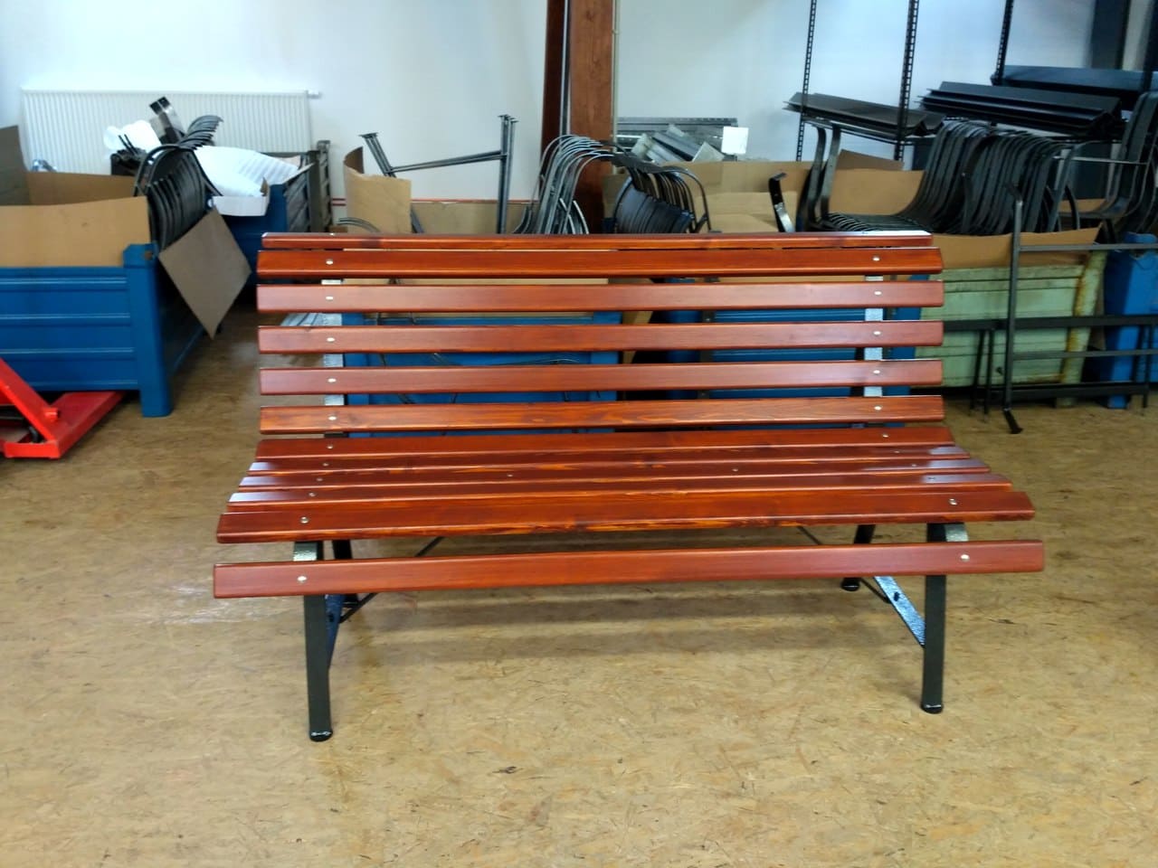 Smontovaná zahradní lavička, připravena k expedici - KovoKrab.cz