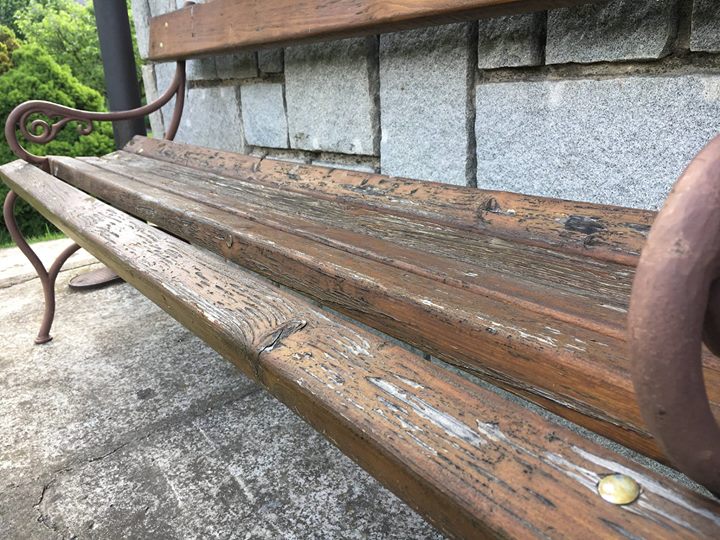 Zahradní lavičky - povrchová úprava dřevěných latí