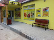 KONZUM, obchodní družstvo v Ústí nad Orlicí - lavičky, koše